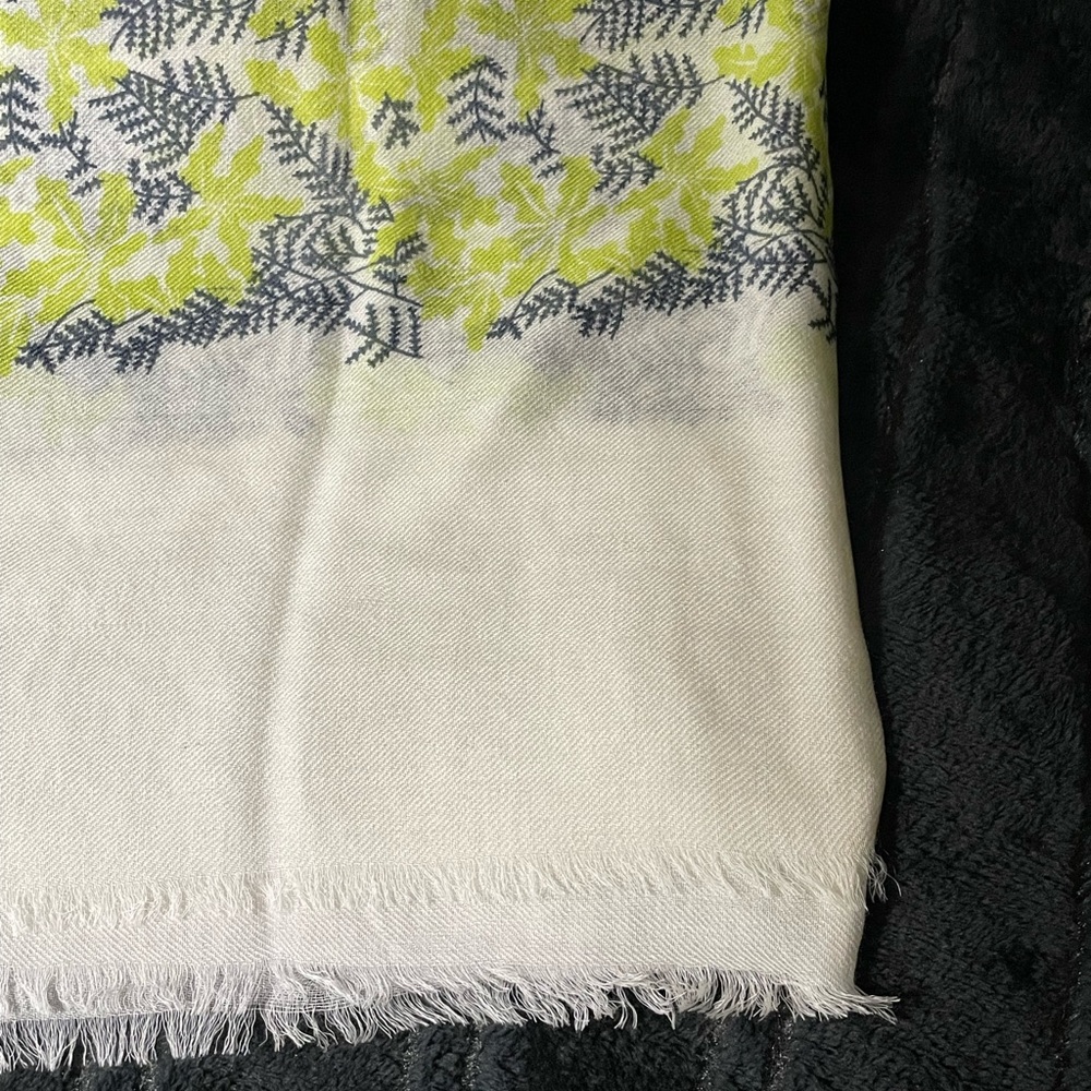 Soft Scarf With Green Leaf Pattern - image 2